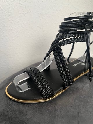 Sandalias negras de tiras cruzadas