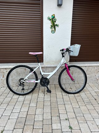 Bicicleta MTB blanca y rosa