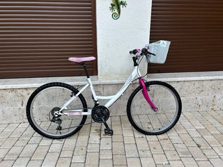 Bicicleta MTB blanca y rosa