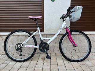 Bicicleta MTB blanca y rosa