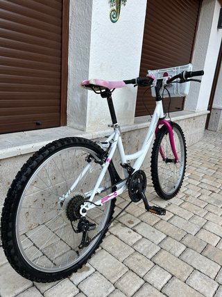 Bicicleta MTB blanca y rosa