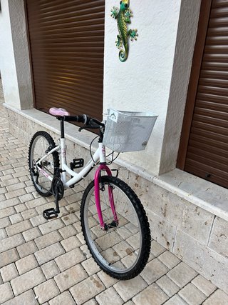 Bicicleta MTB blanca y rosa