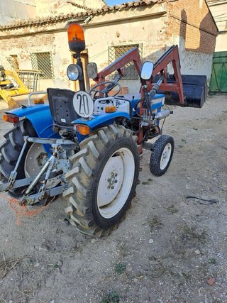 Tractor Yanmar YM2000 con pala