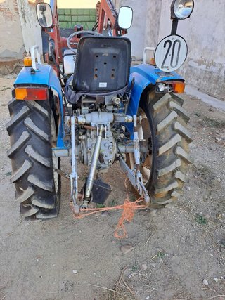 Tractor Yanmar YM2000 con pala