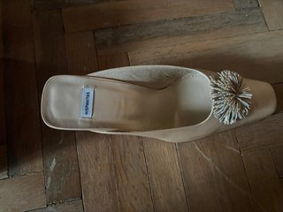Zapatos de tacón beige con adorno