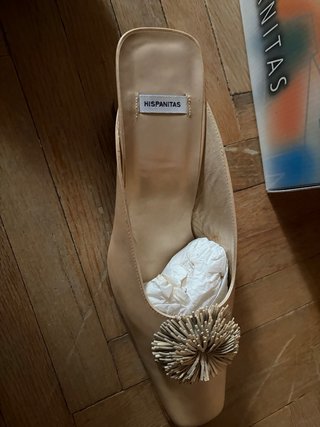 Zapatos de tacón beige con adorno