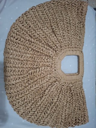 Bolso de rafia beige con asa cuadrada