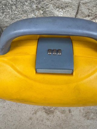 Maletín de viaje amarillo