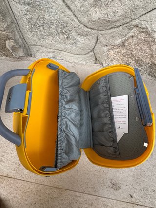 Maletín de viaje amarillo