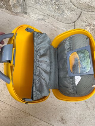 Maletín de viaje amarillo