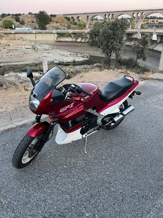 Kawasaki GPZ 500 S Roja y Blanca