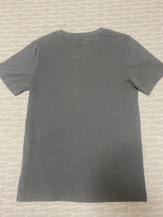 Camiseta Levi's gris con logo multicolor