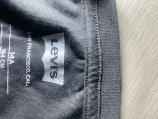 Camiseta Levi's gris con logo multicolor