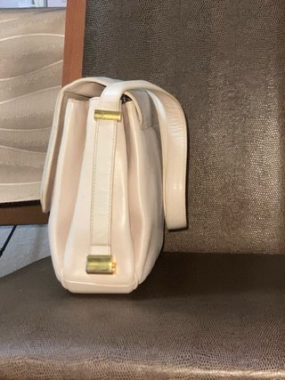 Bolso Beige con Detalles Dorados