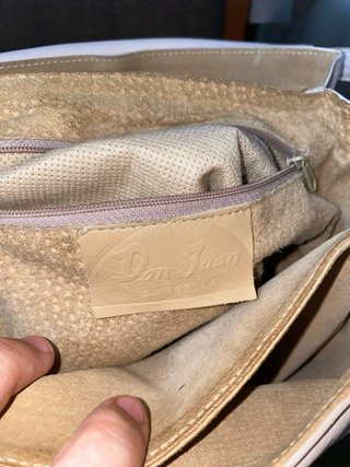Bolso Beige con Detalles Dorados