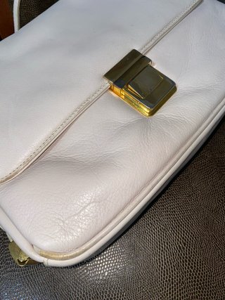 Bolso Beige con Detalles Dorados