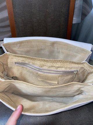 Bolso Beige con Detalles Dorados