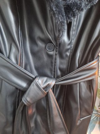 Chaqueta negra con pelo sintético