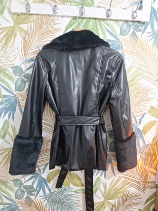 Chaqueta negra con pelo sintético