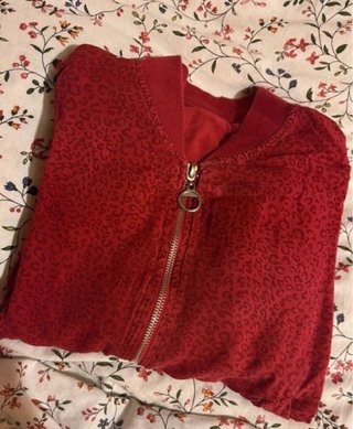 Bomber ligero rojo con estampado de leopardo