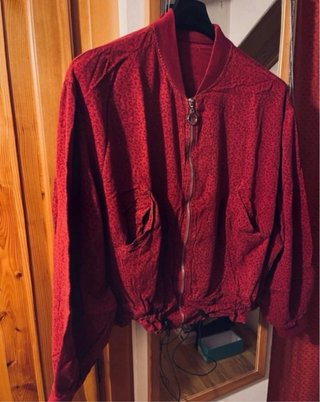 Bomber ligero rojo con estampado de leopardo