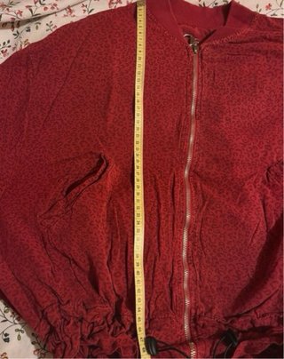 Bomber ligero rojo con estampado de leopardo