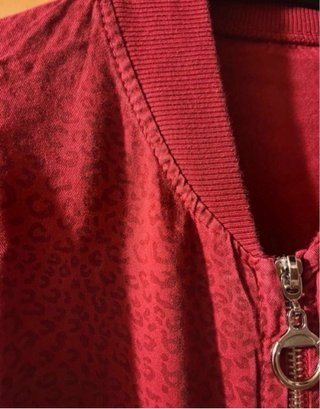 Bomber ligero rojo con estampado de leopardo