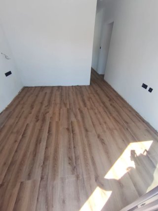 Instalación puerta mampara y tarima flotante