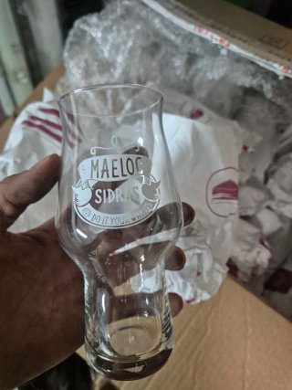 Diferentes copas y vasos de cañas