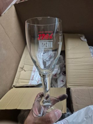 Diferentes copas y vasos de cañas