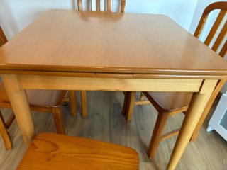 Mesa y 4 Sillas Madera Clara, mesa extensible