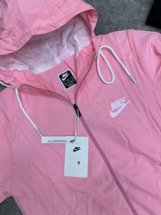 Conjunto Nike cortavientos rosa y negro Talla S