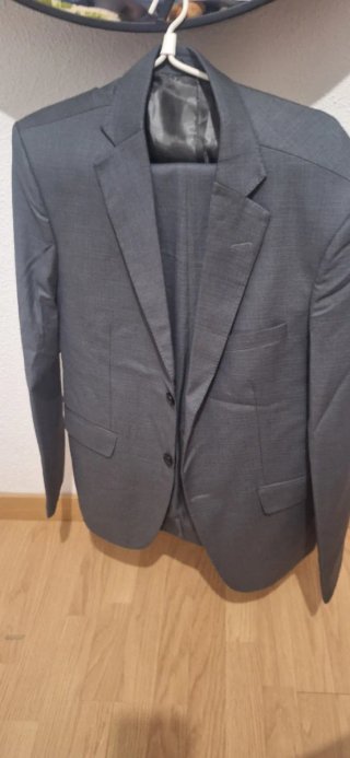 Traje de hombre gris nuevo