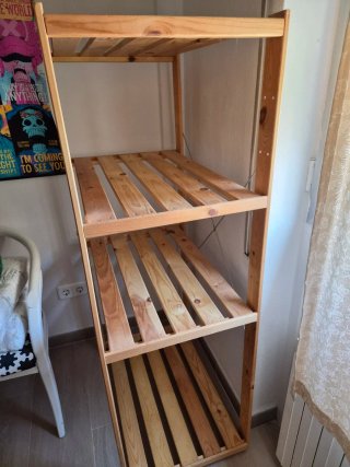 Estantería de madera de tablones