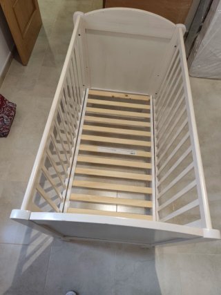 Cuna blanca de madera