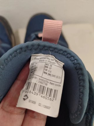Botas de montaña Quechua azules y rosas
