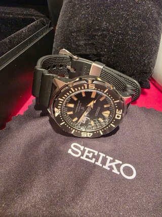 Reloj Seiko Negro y Plateado