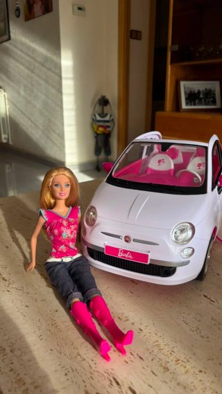 Coche Barbie Fiat 500 Rosa y Blanco y Barbie