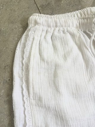 Pantalón blanco de lino con encaje