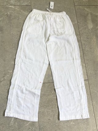 Pantalón blanco de lino con encaje