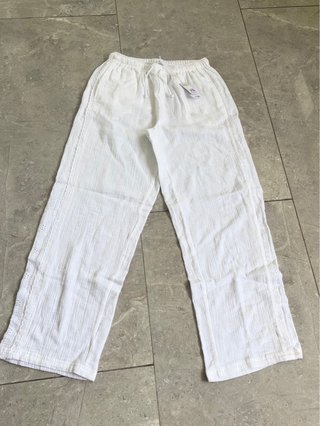 Pantalón blanco de lino con encaje