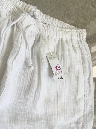 Pantalón blanco de lino con encaje