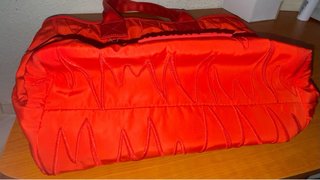 Bolso rojo con diseño ondulado