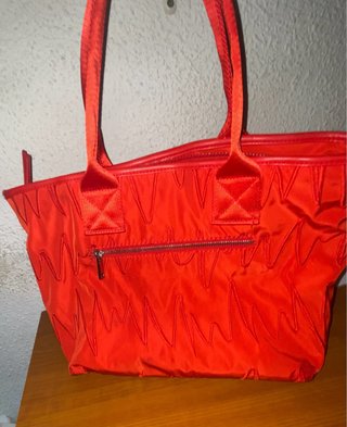 Bolso rojo con diseño ondulado