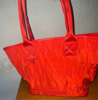 Bolso rojo con diseño ondulado