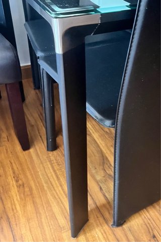 Mesa de cristal negra con diseño