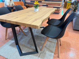 Mesa Comedor Madera Natural y 4 Sillas Negras