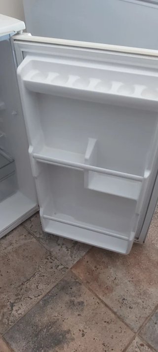 Frigorífico bajo encimera blanco marca Schneider