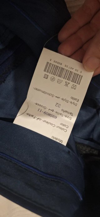 Pantalón de traje azul con tara.