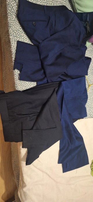 Pantalón de traje azul con tara.